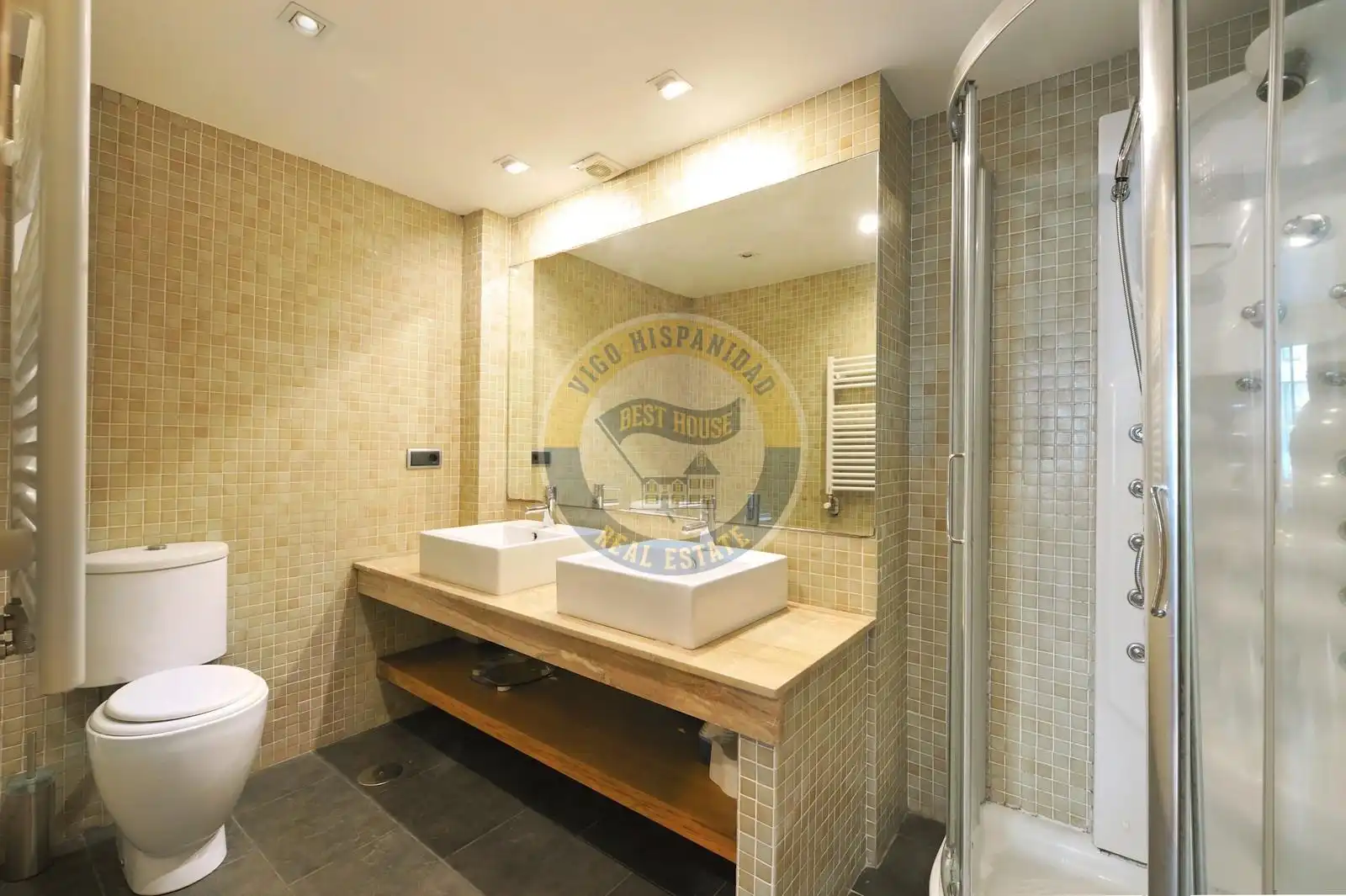 Baño de Piso en venta en Vigo  con Calefacción, Parquet y Terraza
