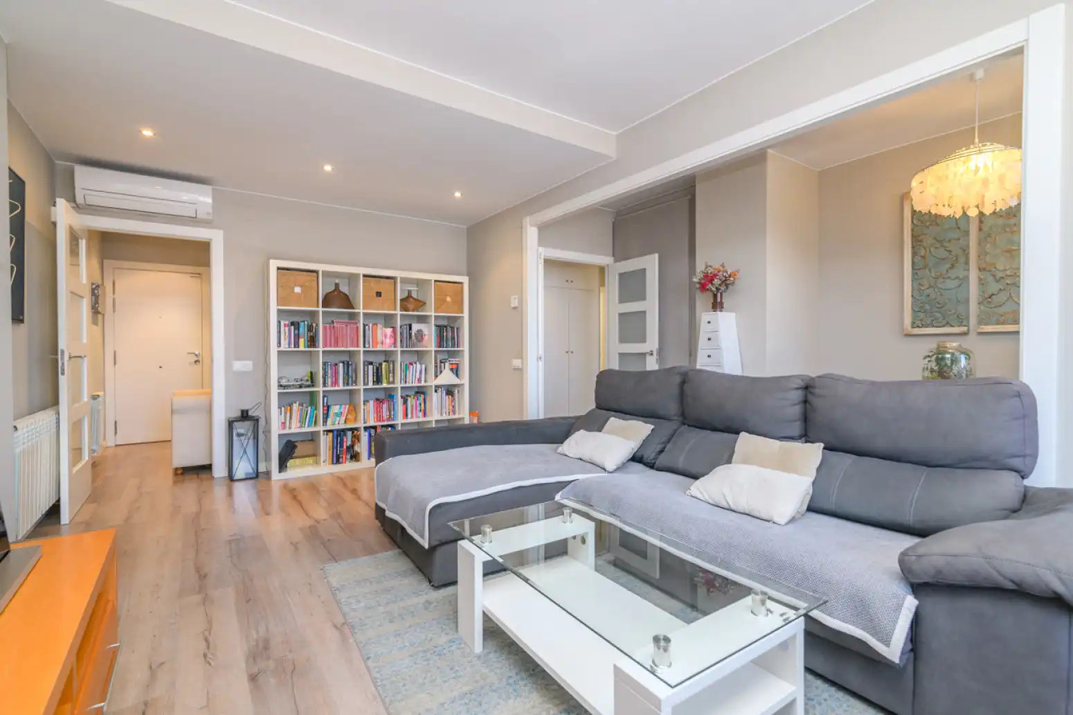 Sala de estar de Ático en venta en Sant Boi de Llobregat con Aire acondicionado, Calefacción y Parquet