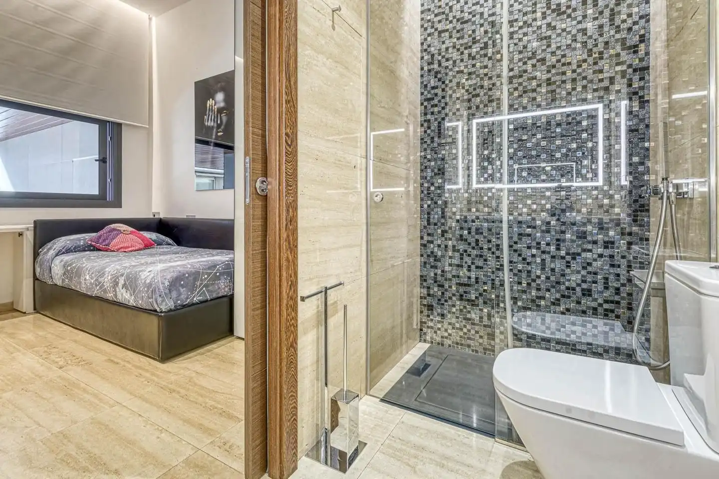 Bathroom of Houses for sale in Figueres  with Private garden, Terrace and Swimming Pool
