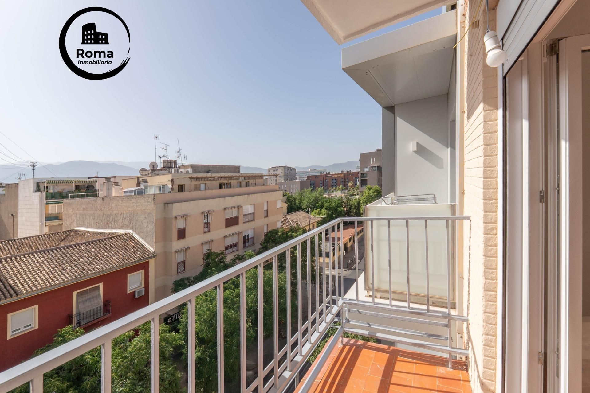 Exterior view of Flat for sale in  Granada Capital  with Terrace, Balcony and Alarm