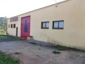 Außenansicht von Fabrikhallen zum Verkauf in Santa Maria d'Oló mit Alarm