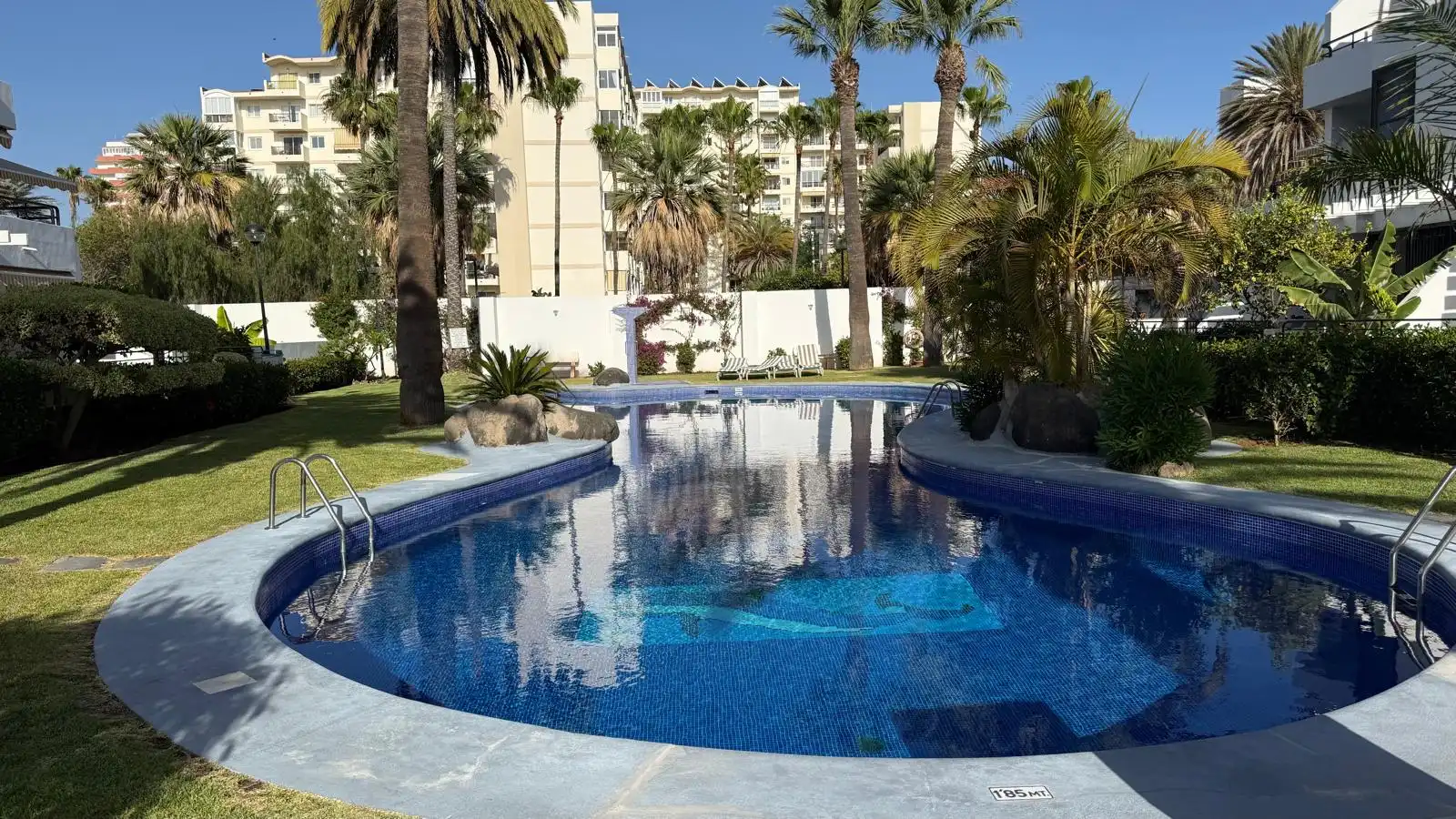 Schwimmbecken von Erdgeschoss zum Verkauf in Arona mit Privatgarten, Terrasse und Abstellraum