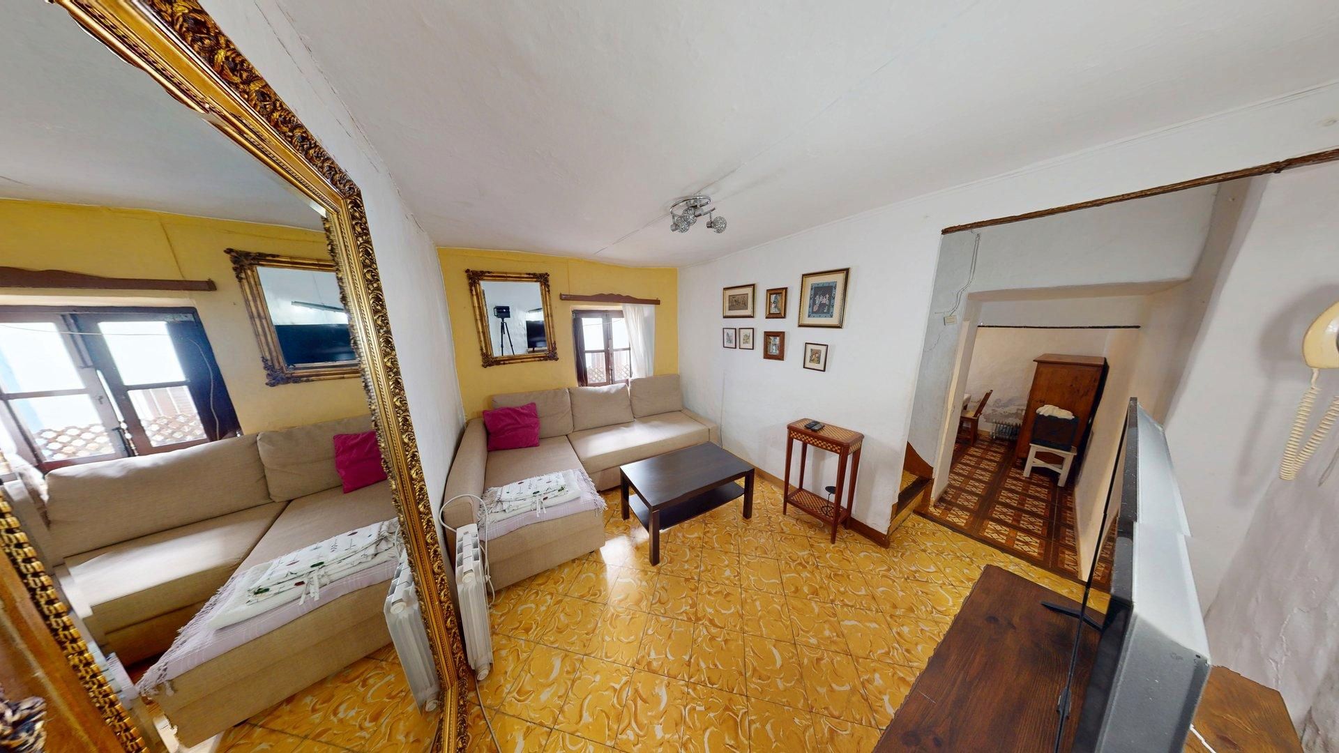 Sala d'estar de Casa adosada en venda en Tolox amb Parquet, Terrassa i Moblat