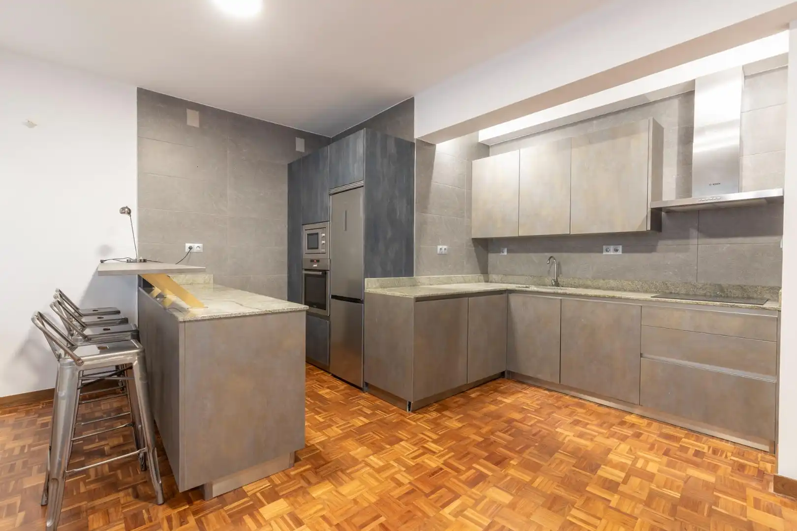 Küche von Wohnung zum Verkauf in Granada mit Parkett