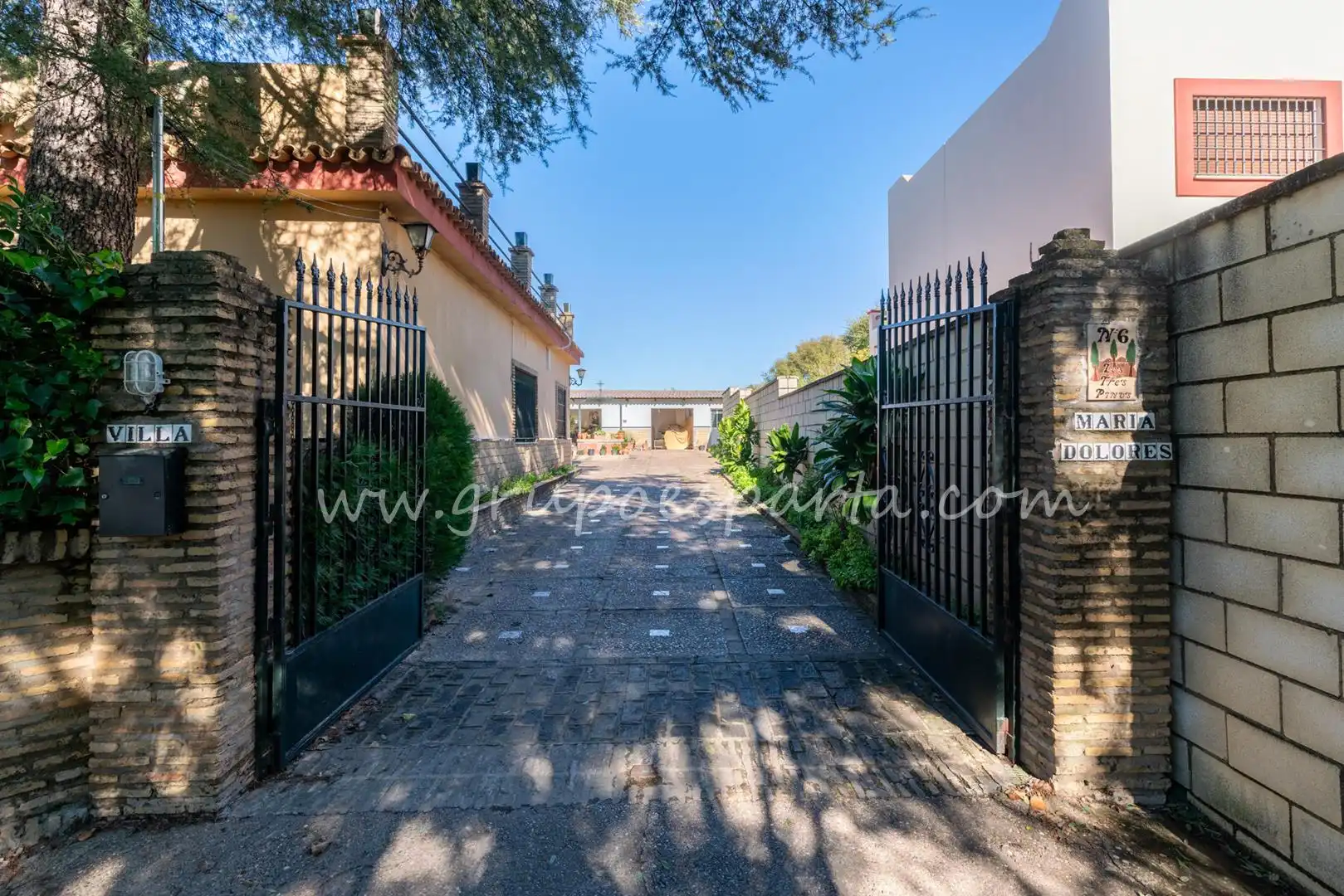 Vista exterior de Casa o xalet en venda en Espartinas amb Aire condicionat, Jardí privat i Terrassa