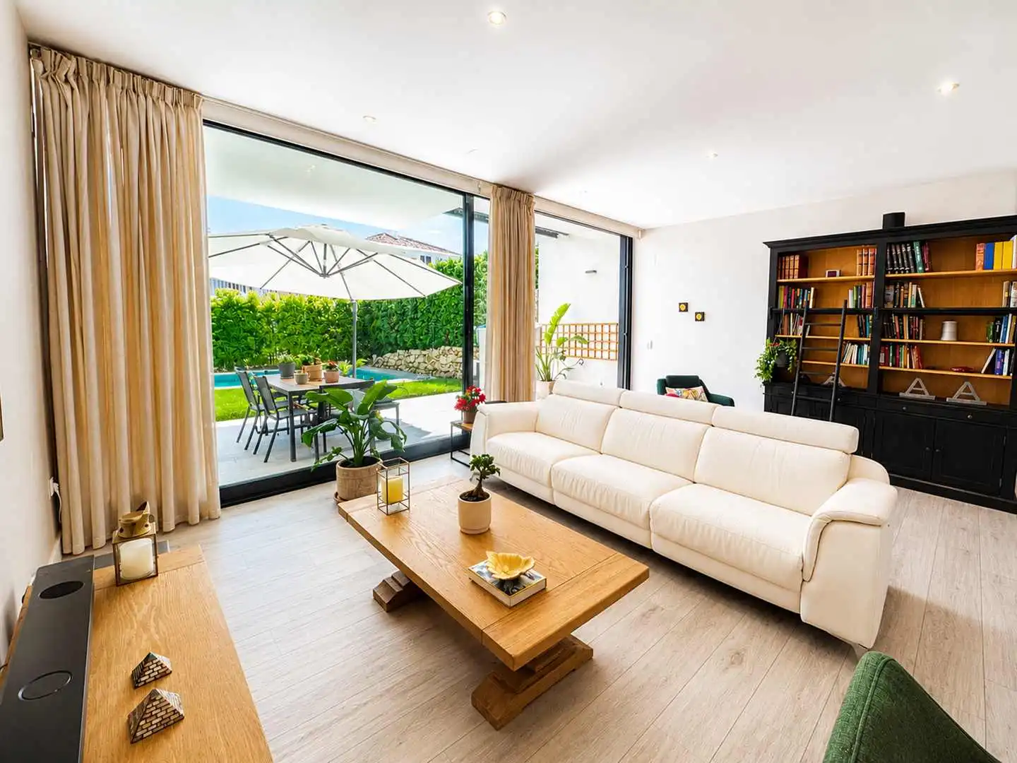 Sala d'estar de Casa adosada en venda en Sotogrande amb Aire condicionat, Calefacció i Jardí privat