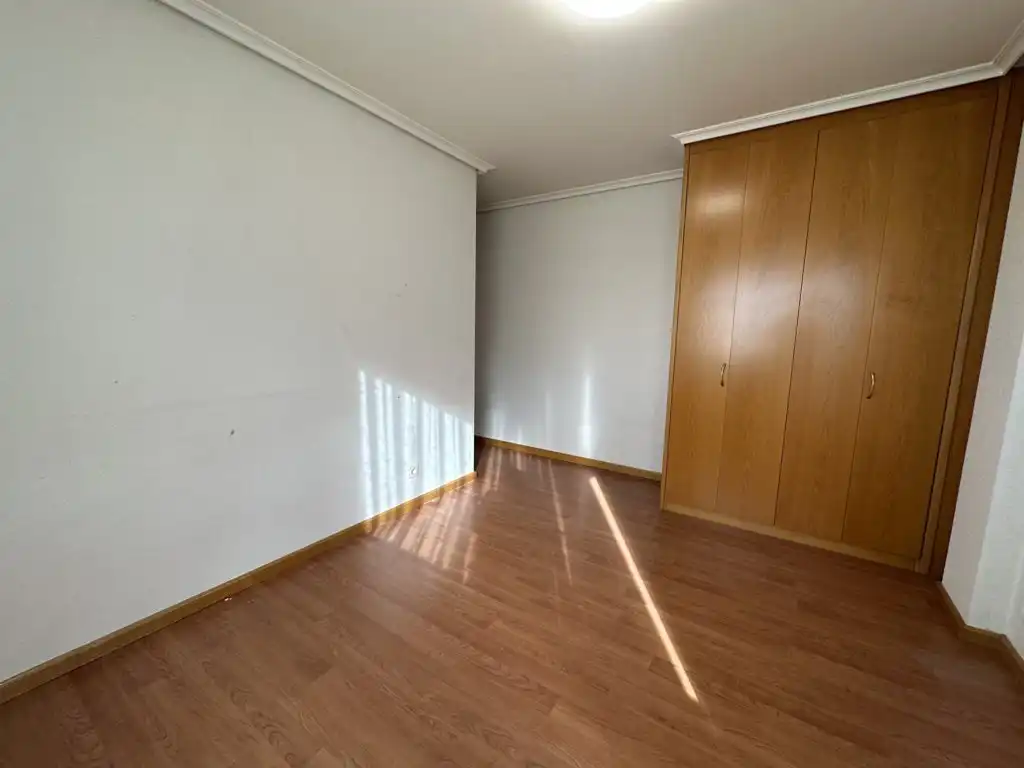 Habitación de Piso en venta en  Logroño con Calefacción, Parquet y Terraza