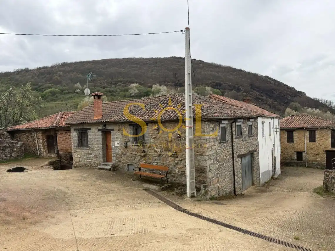 Vista exterior de Casa o xalet en venda en Los Barrios de Luna  amb Calefacció i Moblat
