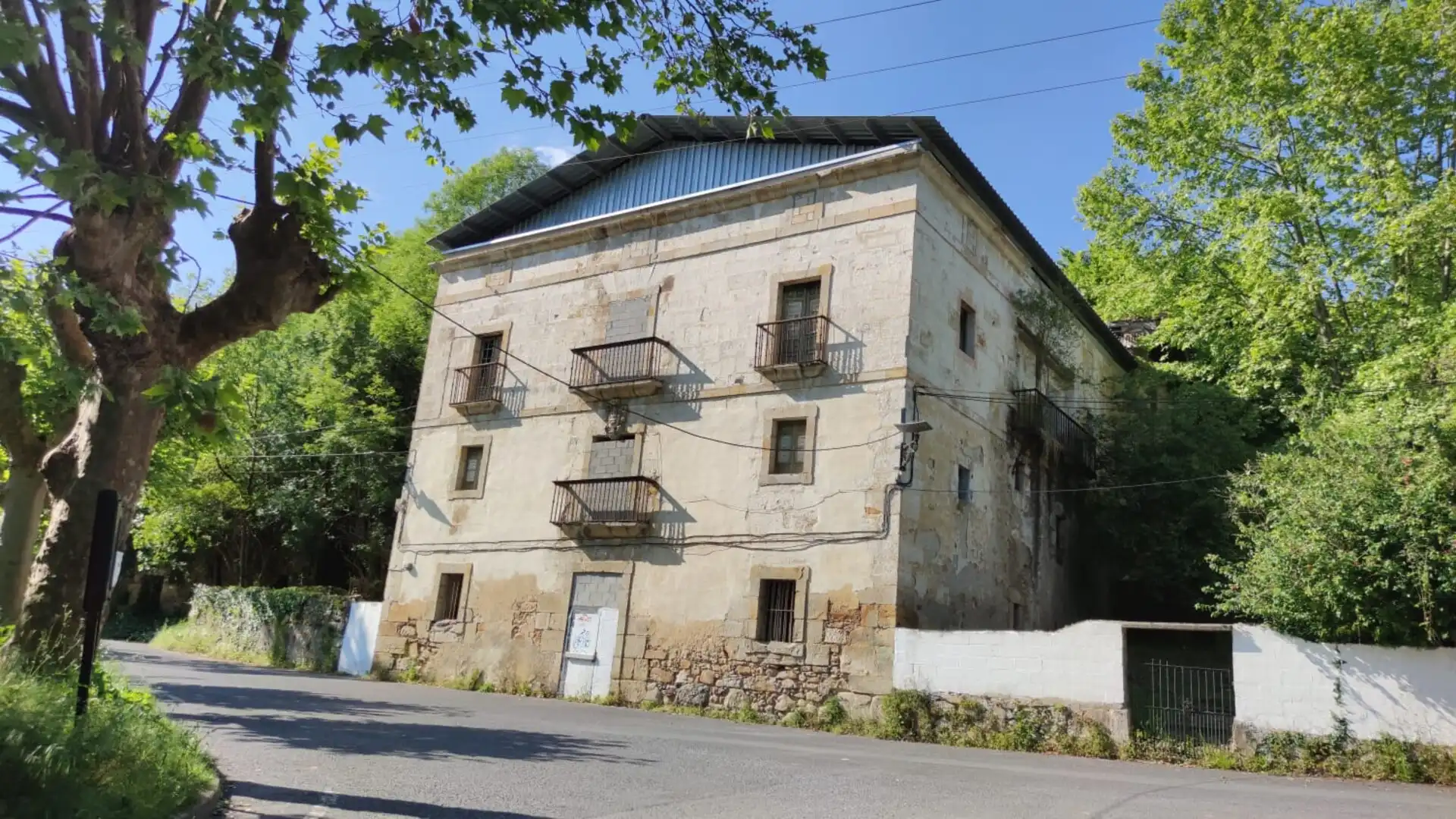 Außenansicht von Gebäude zum Verkauf in Bedia