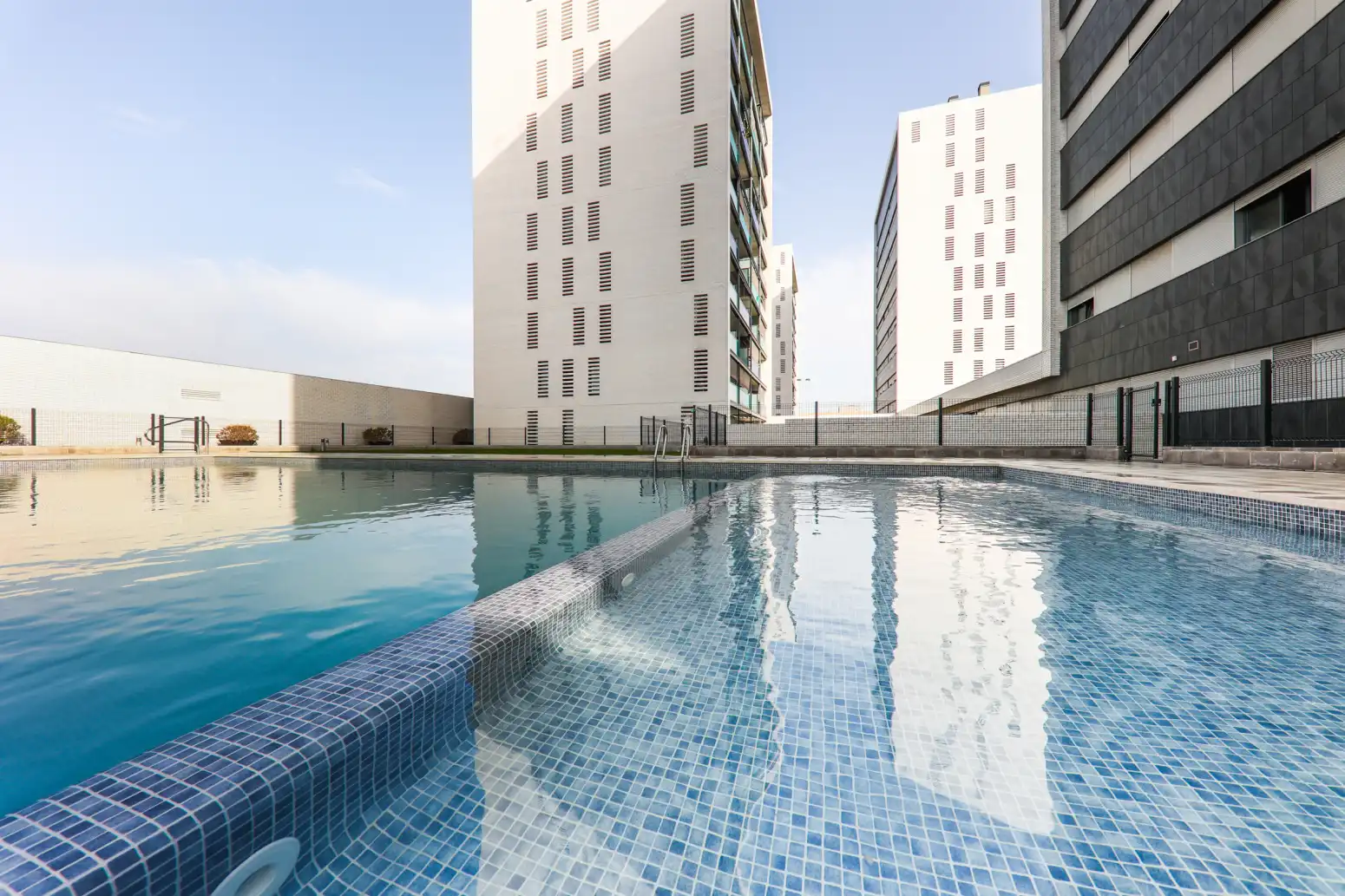 Piscina de Piso en venta en Viladecans con Aire acondicionado, Calefacción y Jardín privado