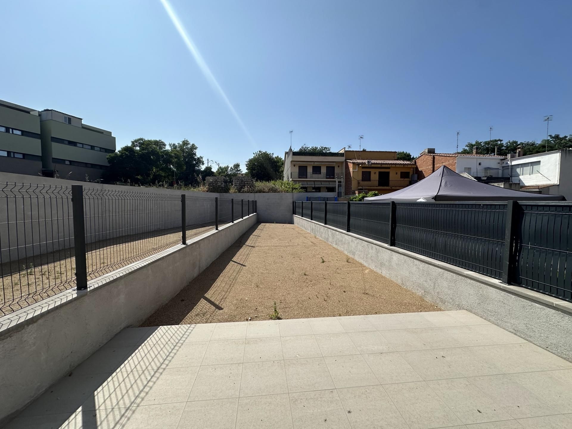 Vista exterior de Casa adosada en venta en Sant Celoni con Calefacción, Horno y Microondas