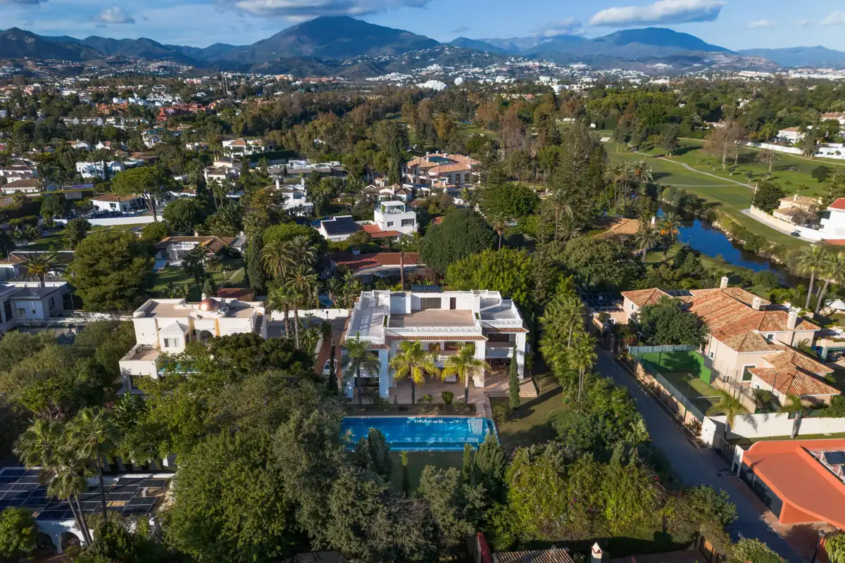 Vista exterior de Casa adosada en venda en Estepona amb Terrassa, Traster i Jacuzzi