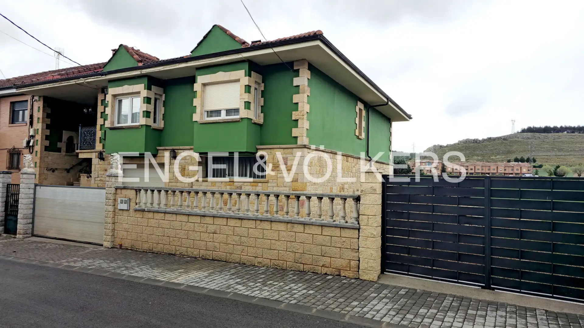 Vista exterior de Casa adosada en venta en Aguilar de Campoo con Calefacción, Jardín privado y Parquet