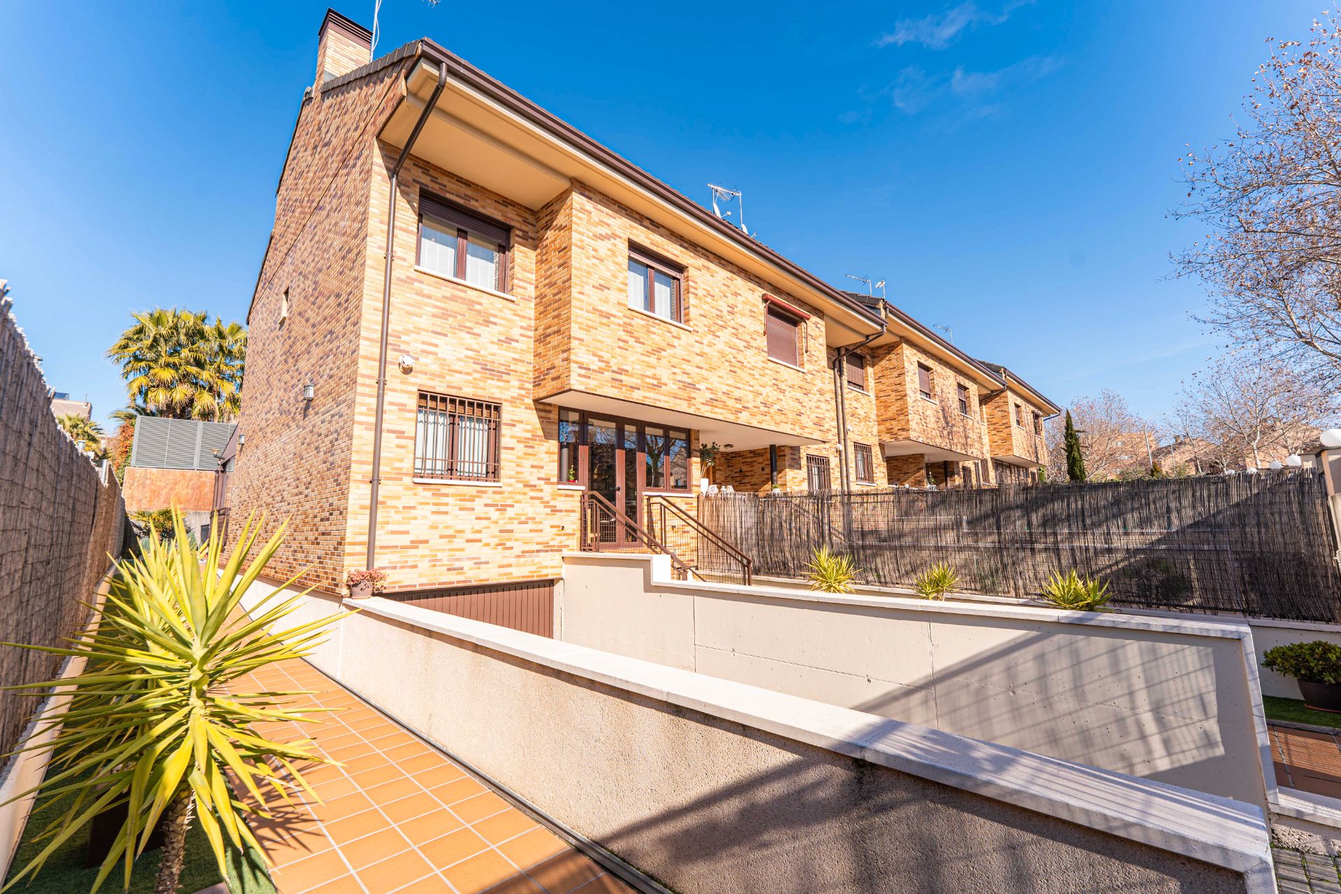 Vista exterior de Casa adosada en venda en Arroyomolinos (Madrid) amb Calefacció, Jardí privat i Traster