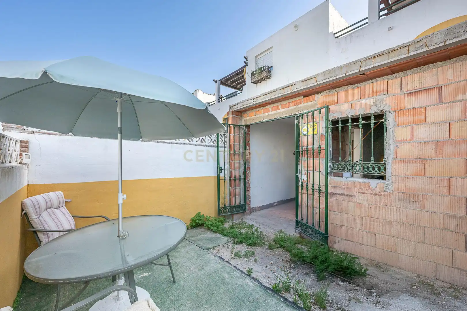 Vista exterior de Casa adosada en venda en Marbella amb Piscina comunitària