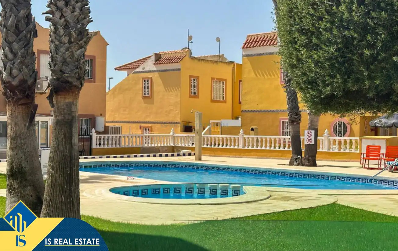 Vista exterior de Casa adosada en venda en Orihuela amb Aire condicionat, Calefacció i Terrassa