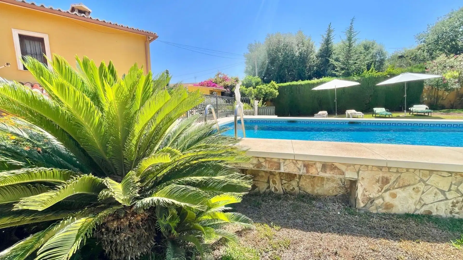 Piscina de Casa o xalet en venda en Alhaurín de la Torre amb Aire condicionat, Jardí privat i Terrassa