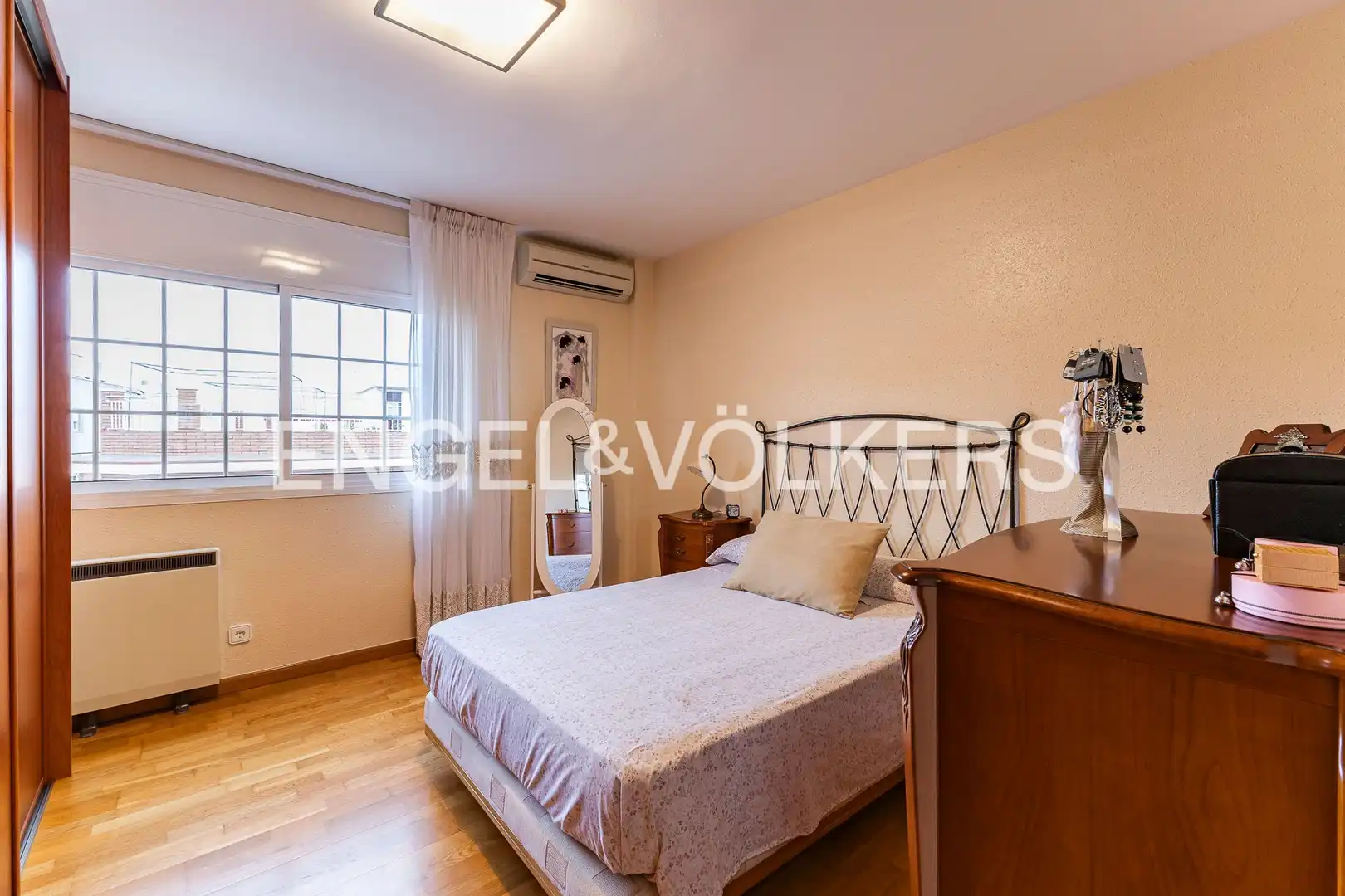 Habitación de Casa o chalet en venta en Barcelona con Calefacción, Parquet y Balcón