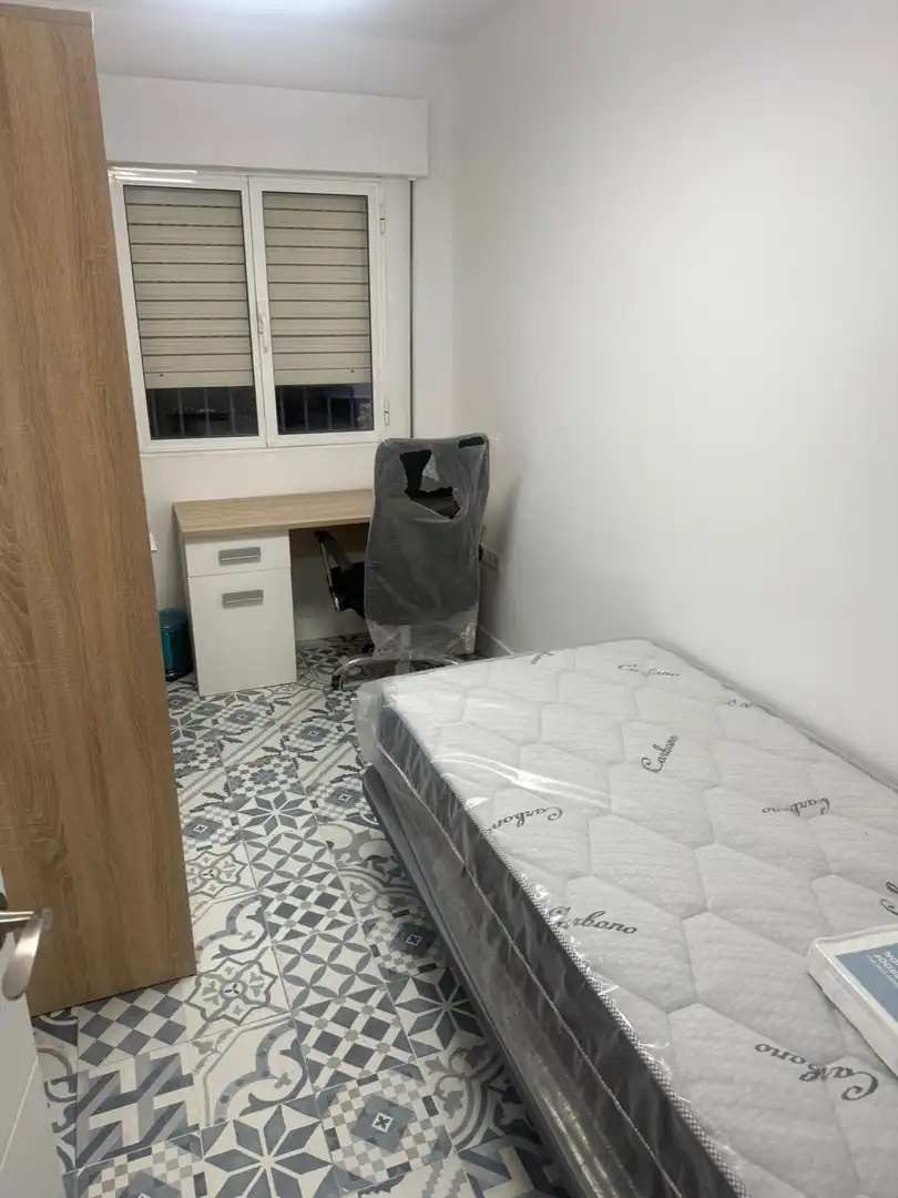Bedroom of Flat for share in Sevilla  with Air Conditioner, Furnished and Balcony