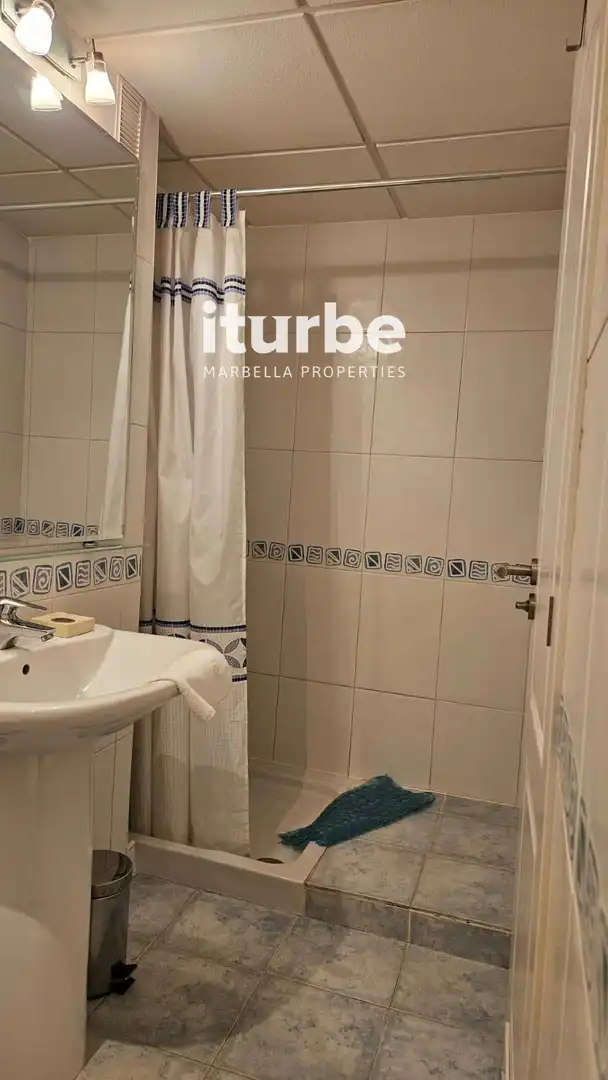 Baño de Piso de alquiler en Marbella con Aire acondicionado, Terraza y Piscina