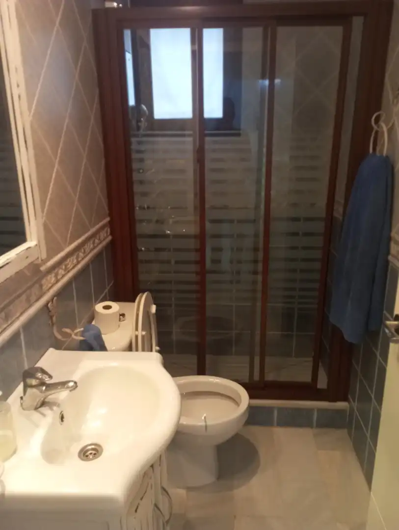 Badezimmer von Einfamilien-Reihenhaus zur Miete in La Algaba mit Klimaanlage, Terrasse und Abstellraum