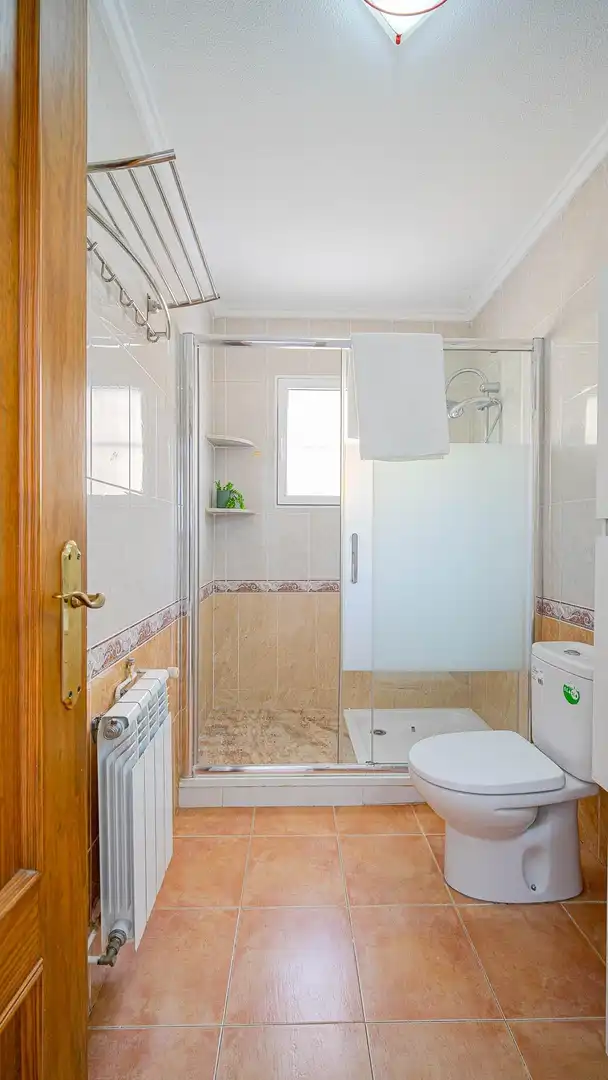 Baño de Casa adosada en venta en Orihuela con Aire acondicionado, Calefacción y Jardín privado