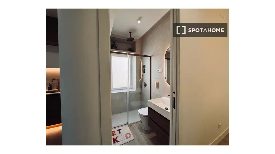 Bany de Apartament per a compartir en Madrid amb Aire condicionat, Terrassa i Moblat