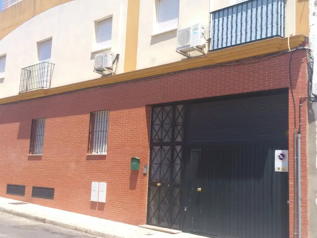 Vista exterior de Piso en venta en Pilas con Terraza, Trastero y Amueblado