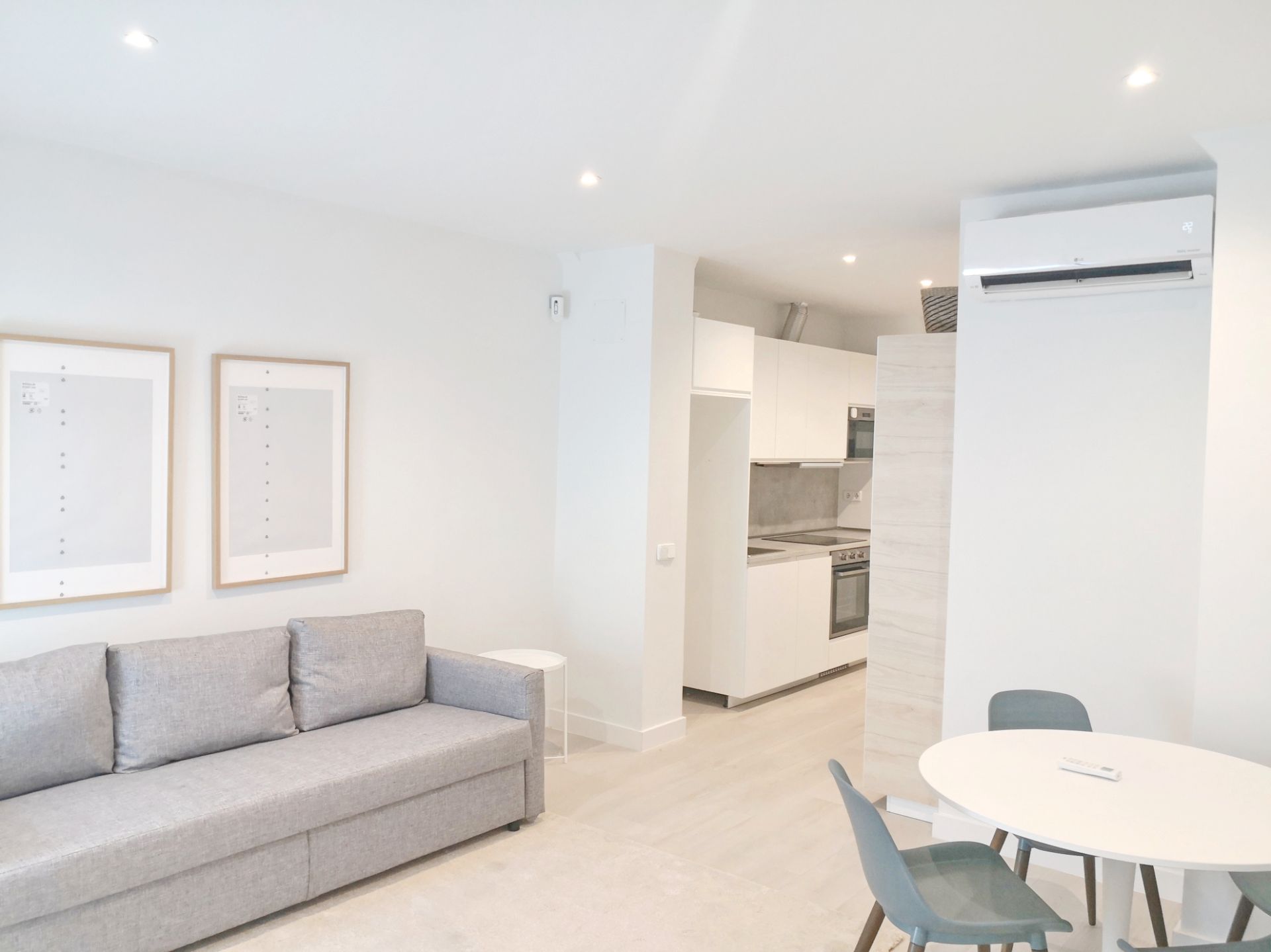 Living room of Flat to rent in  Madrid Capital  with Air Conditioner, Heating and Furnished