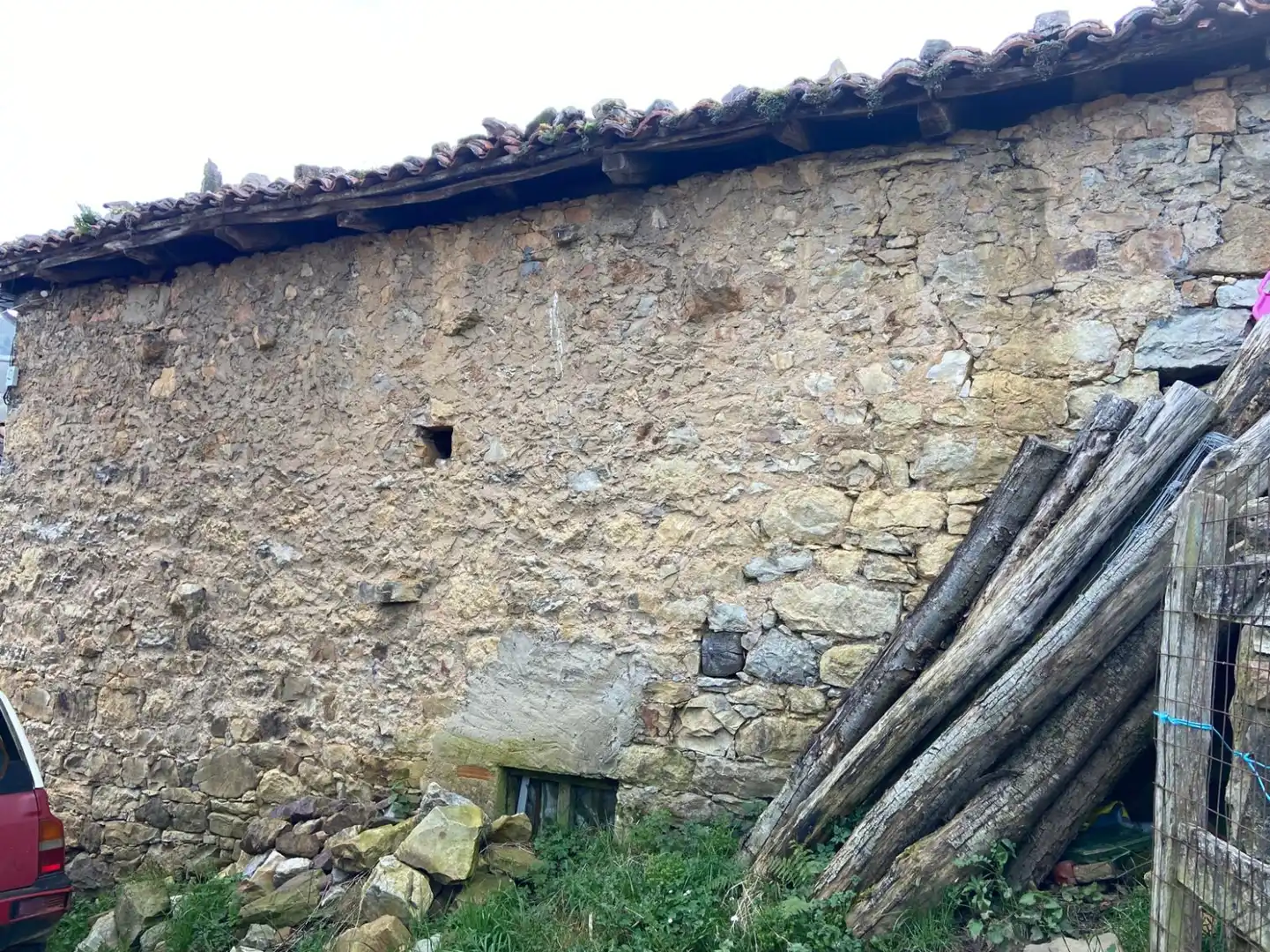 Außenansicht von Einfamilien-Reihenhaus zum Verkauf in Quirós