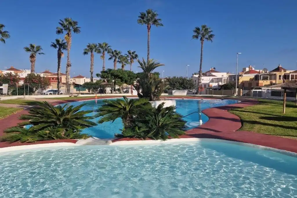 Piscina de Casa o xalet en venda en Orihuela amb Terrassa i Piscina comunitària