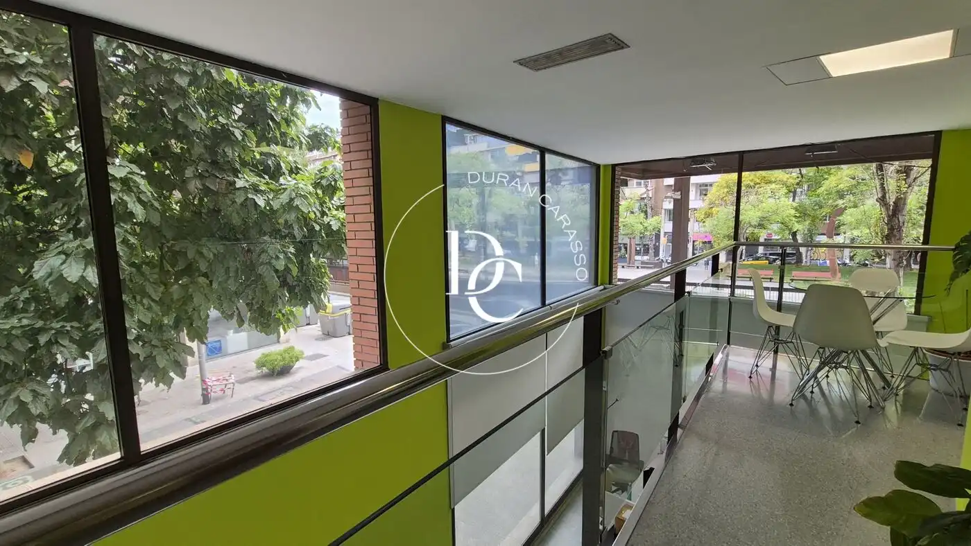Vista exterior de Local en venda en Les Corts