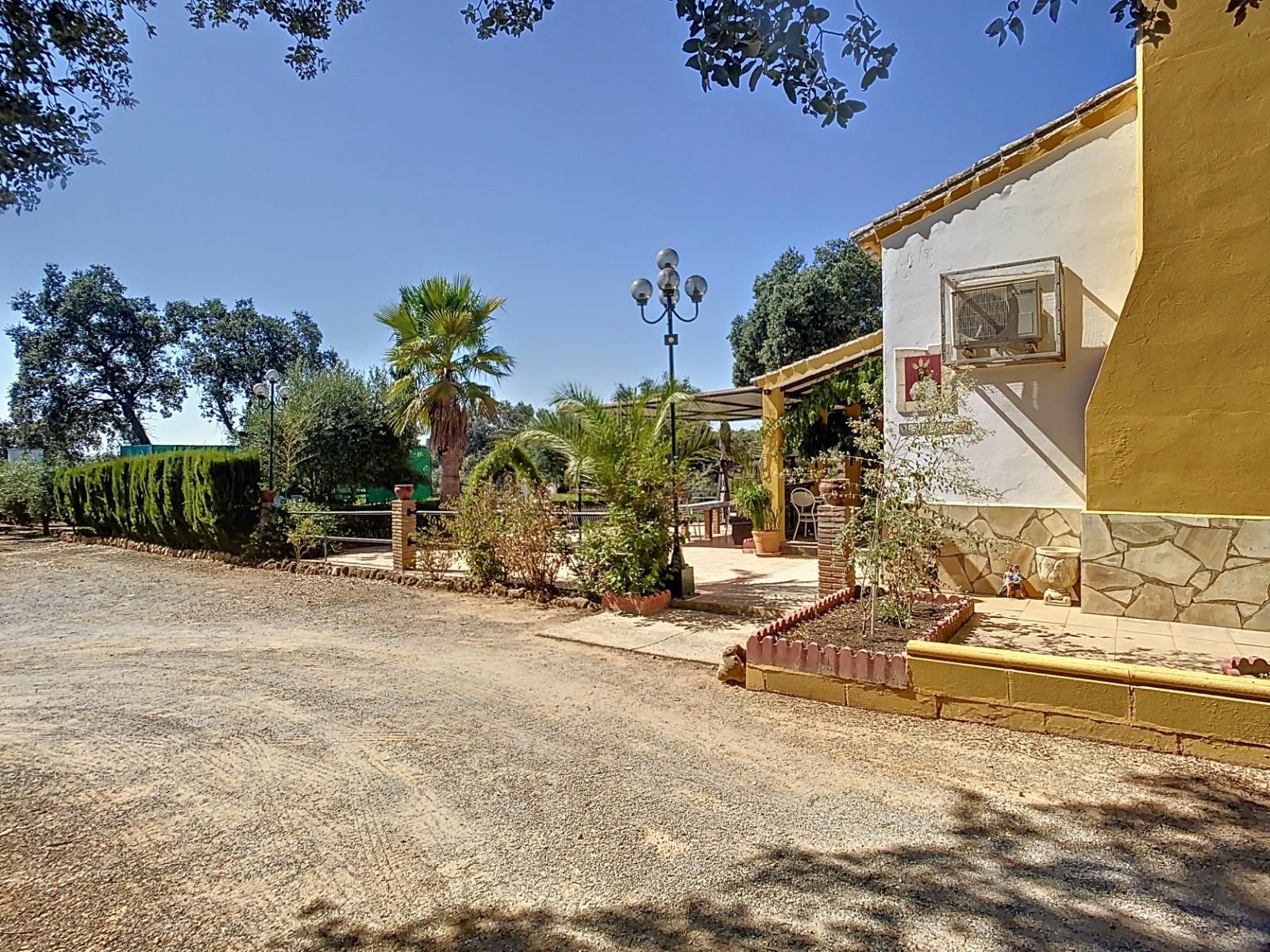 Vista exterior de Casa o xalet en venda en Adamuz amb Aire condicionat, Calefacció i Jardí privat