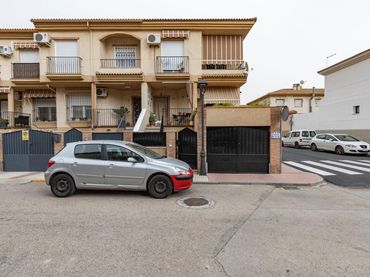Casa bifamiliare con balcone in vendita a Calle Calle Río Genil