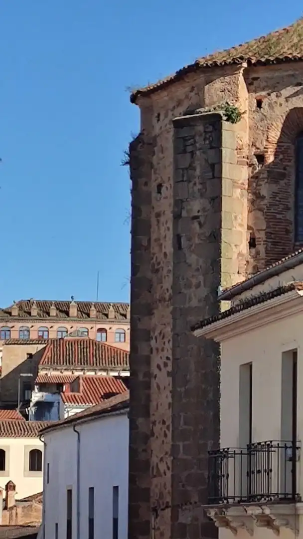 Außenansicht von Wohnung zur Miete in Cáceres mit Klimaanlage, Privatgarten und Terrasse