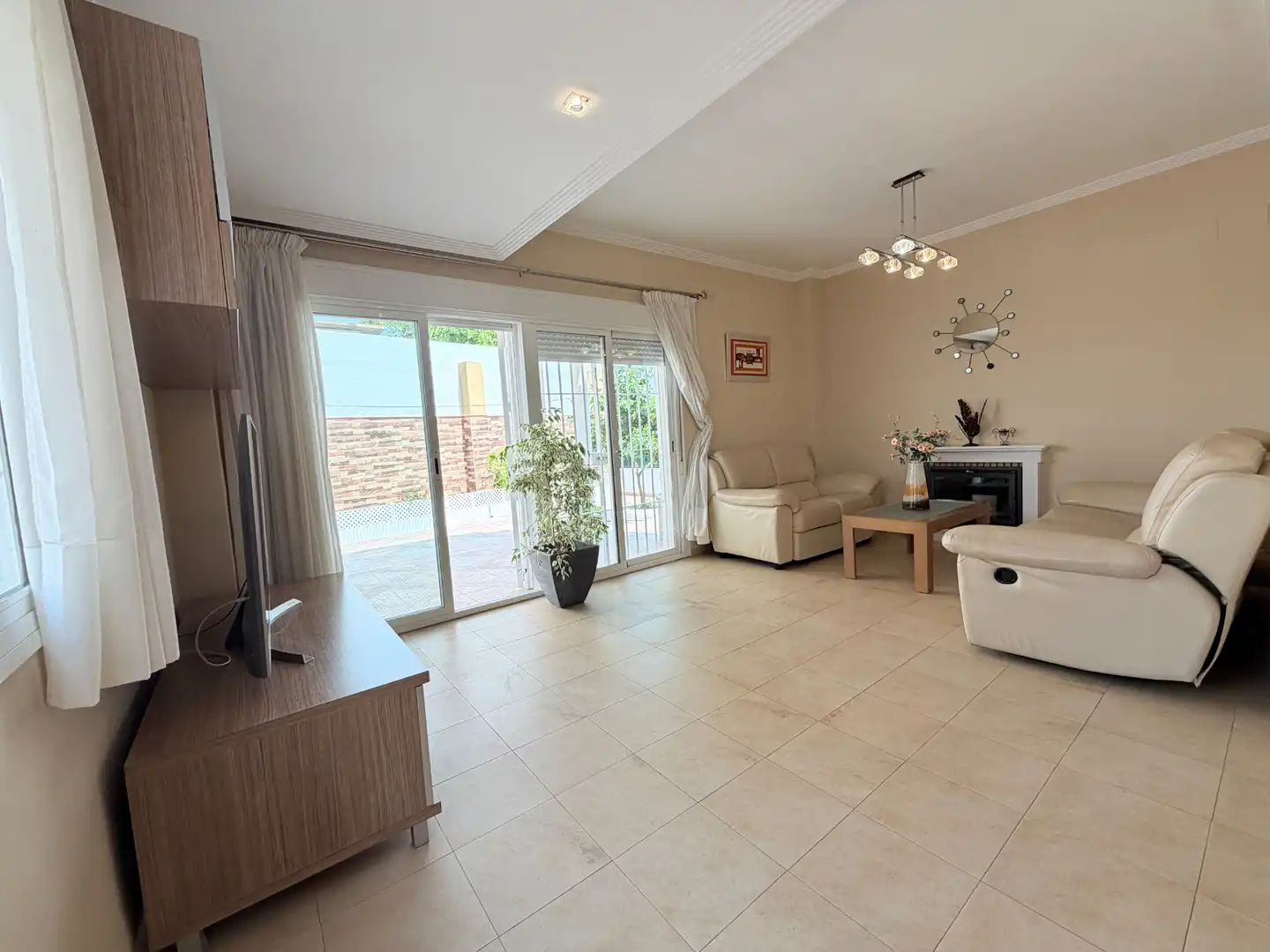 Sala d'estar de Casa o xalet en venda en Espartinas amb Aire condicionat, Terrassa i Traster