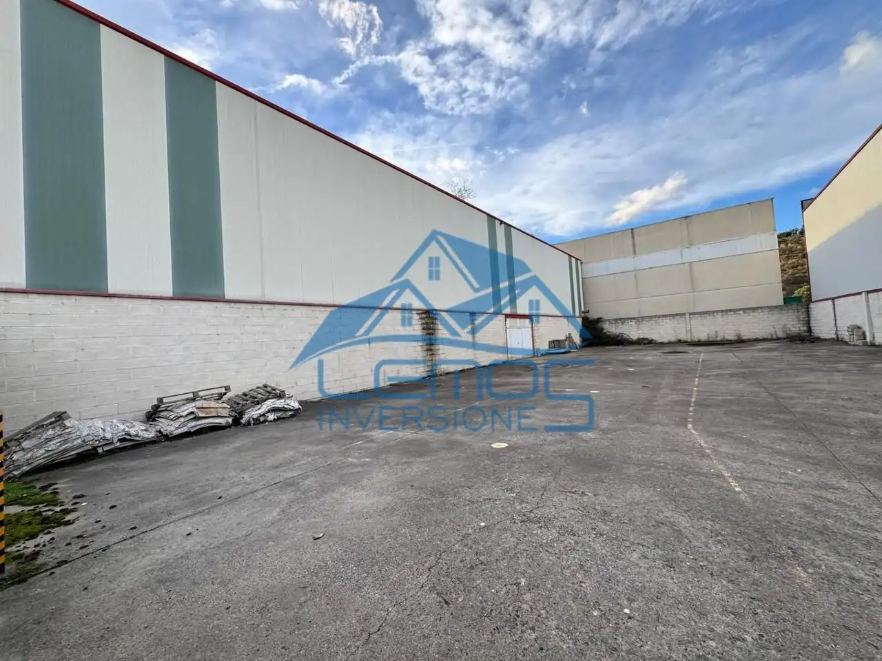 Vista exterior de Nave industrial en venta en Bembibre