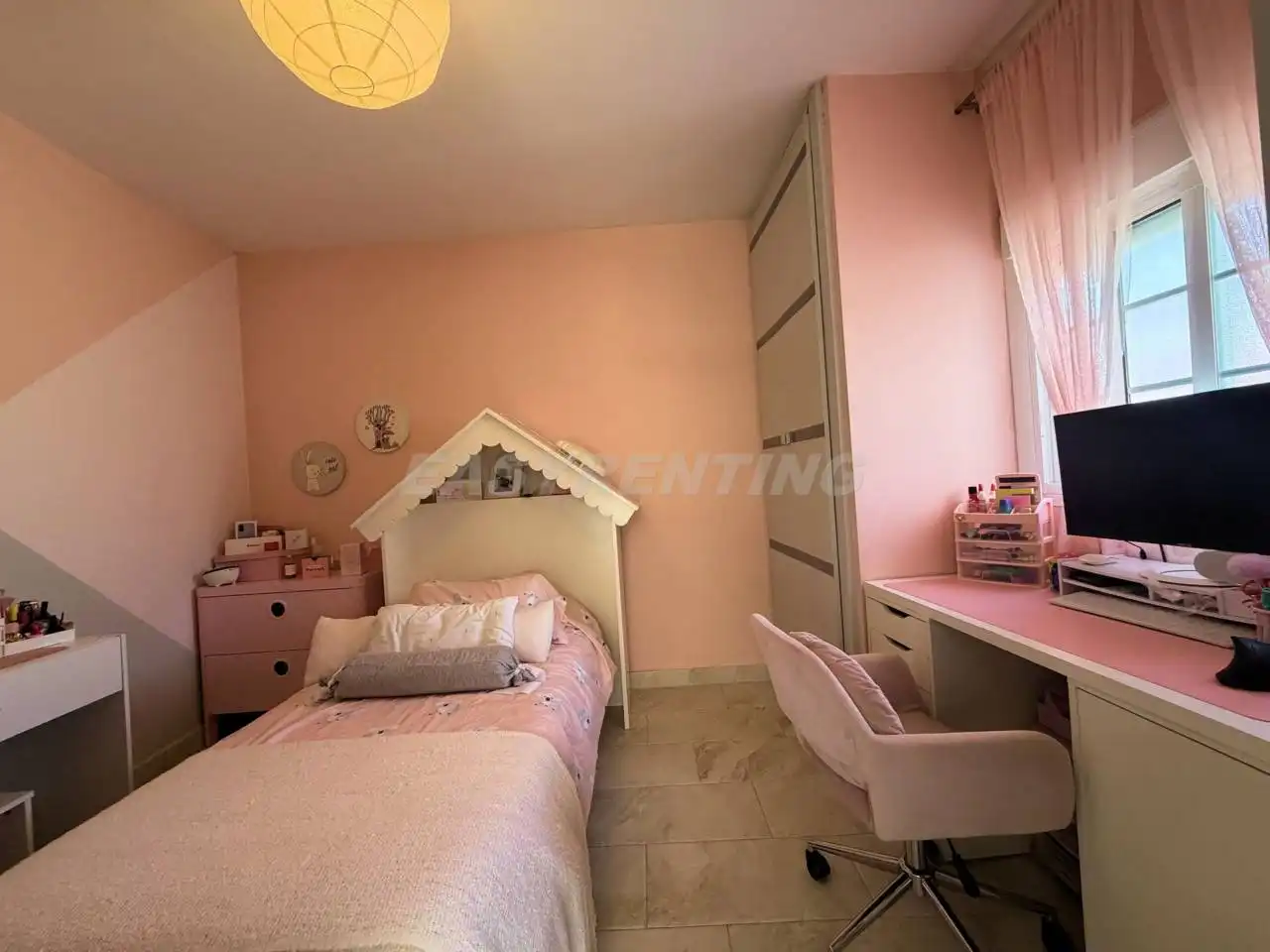 Dormitori de Casa o xalet en venda en La Línea de la Concepción amb Aire condicionat, Terrassa i Moblat