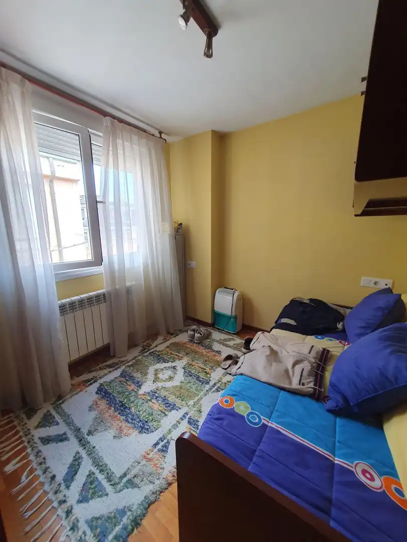 Dormitori de Pis en venda en Oviedo  amb Calefacció i Traster