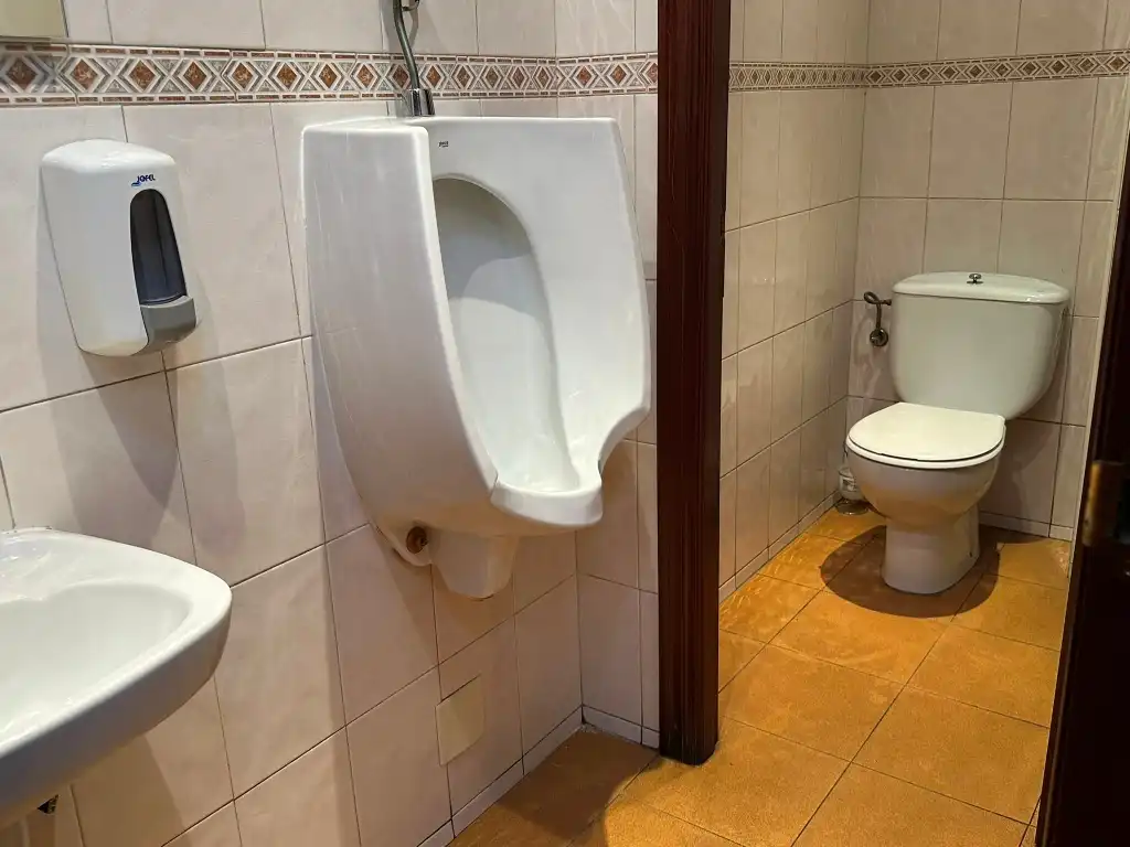 Baño de Local de alquiler en Gijón  con Amueblado