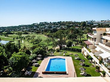 Penthouse with pool for sale in Nueva Andalucía