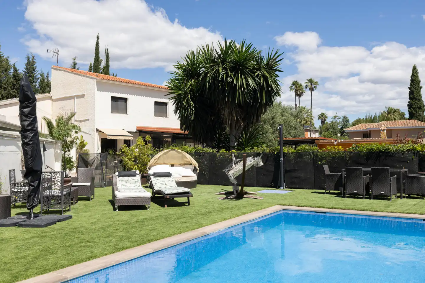 Schwimmbecken von Einfamilien-Reihenhaus zum Verkauf in L'Eliana mit Klimaanlage und Privatgarten