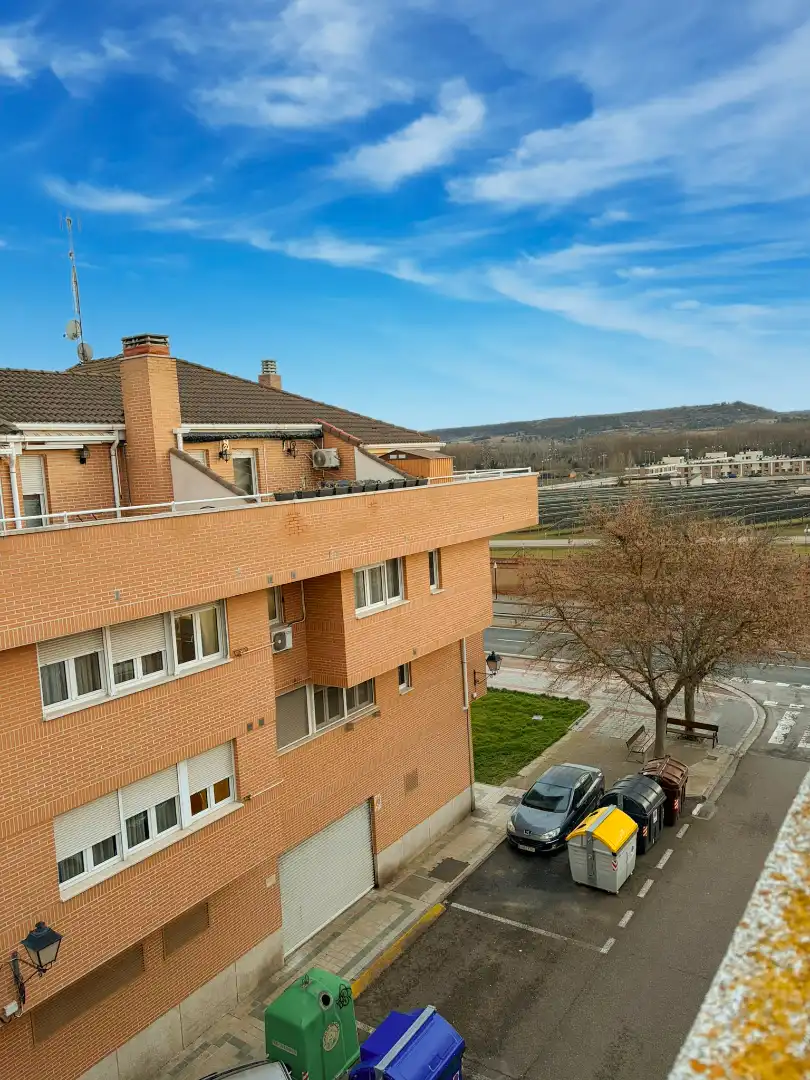 Vista exterior de Àtic en venda en Palencia amb Calefacció, Parquet i Terrassa