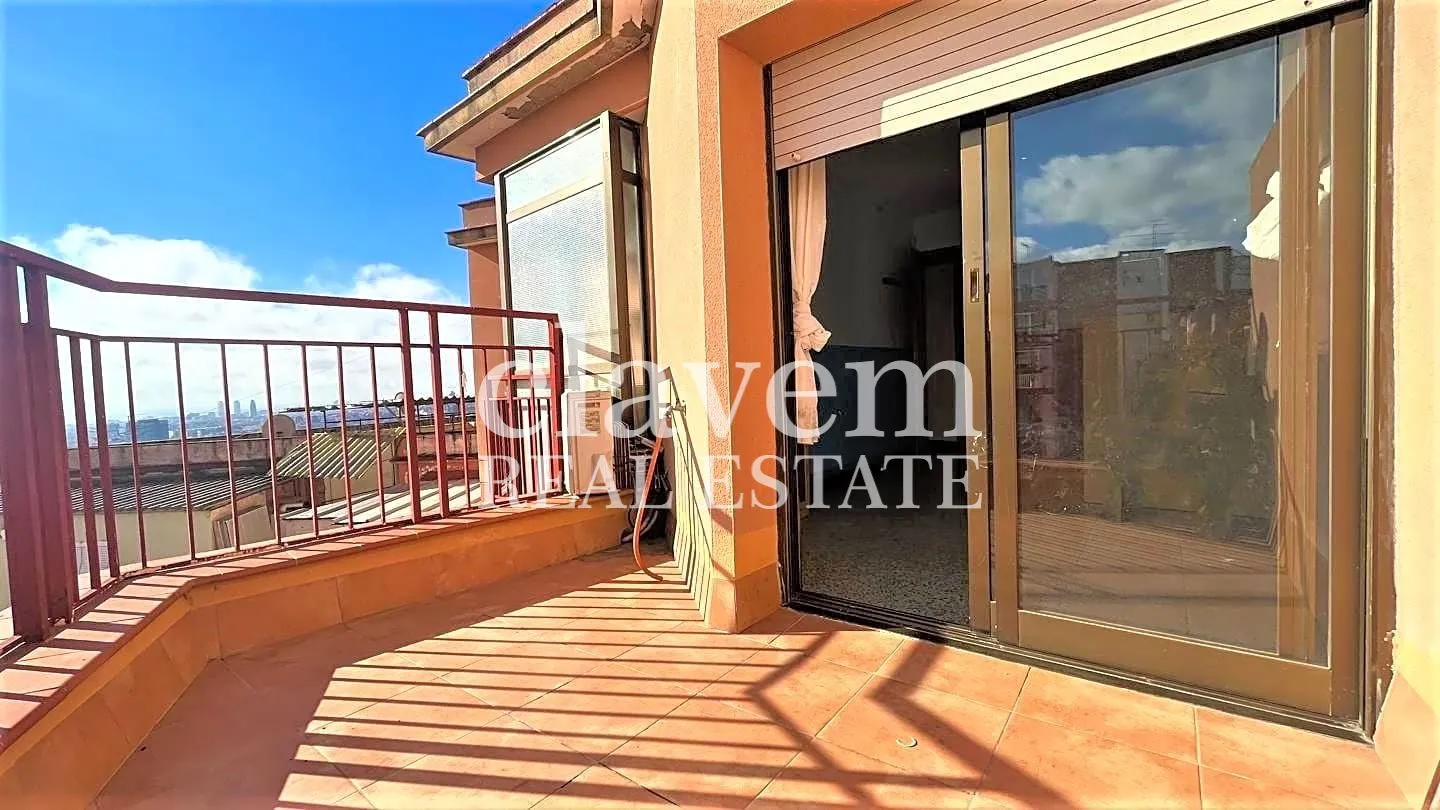 Exterior view of Attic for sale in  Barcelona Capital  with Air Conditioner, Heating and Terrace