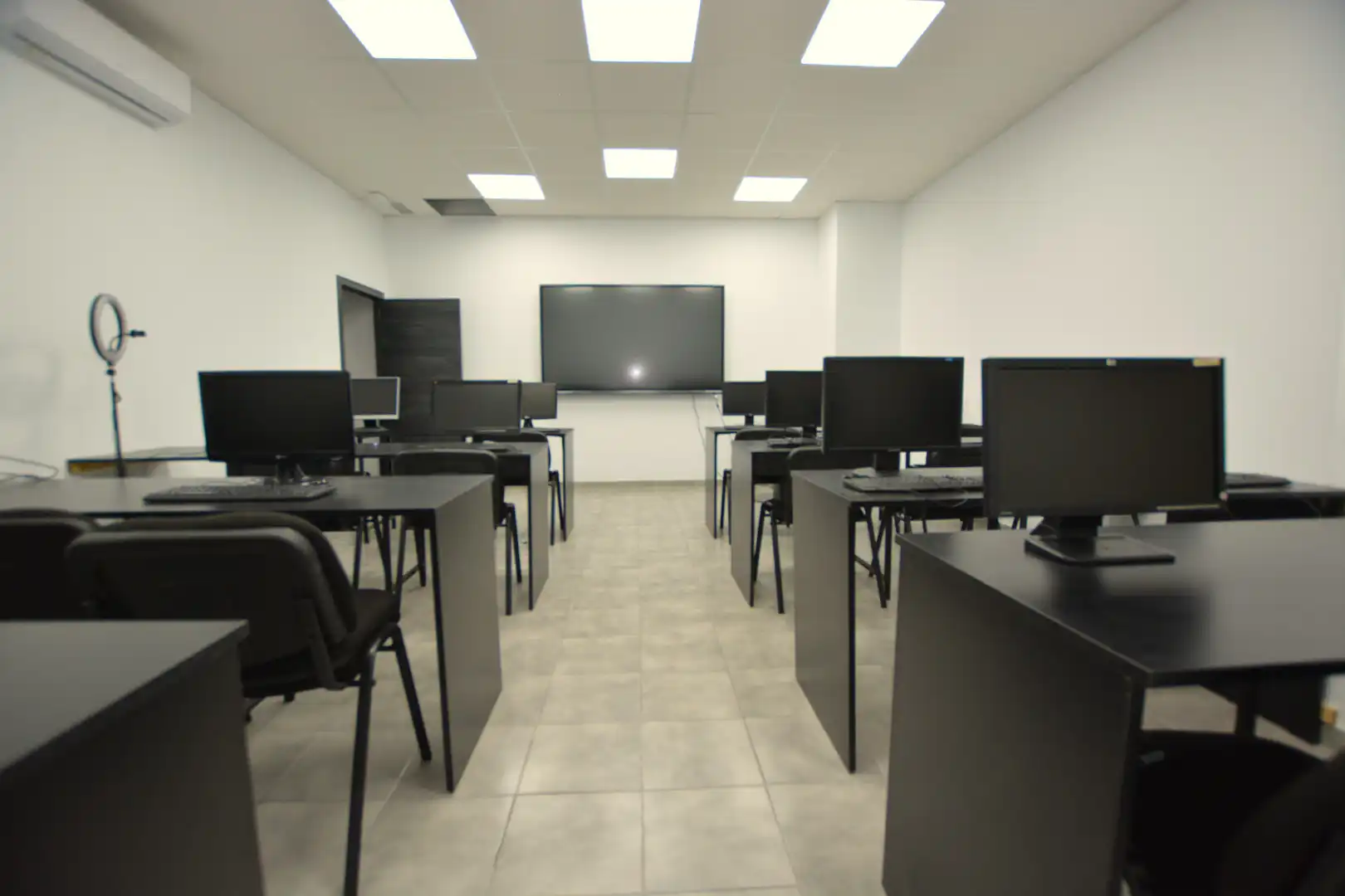 Commercial properties for sale in Alcalá de Guadaira  with Air Conditioner, Heating and Internet