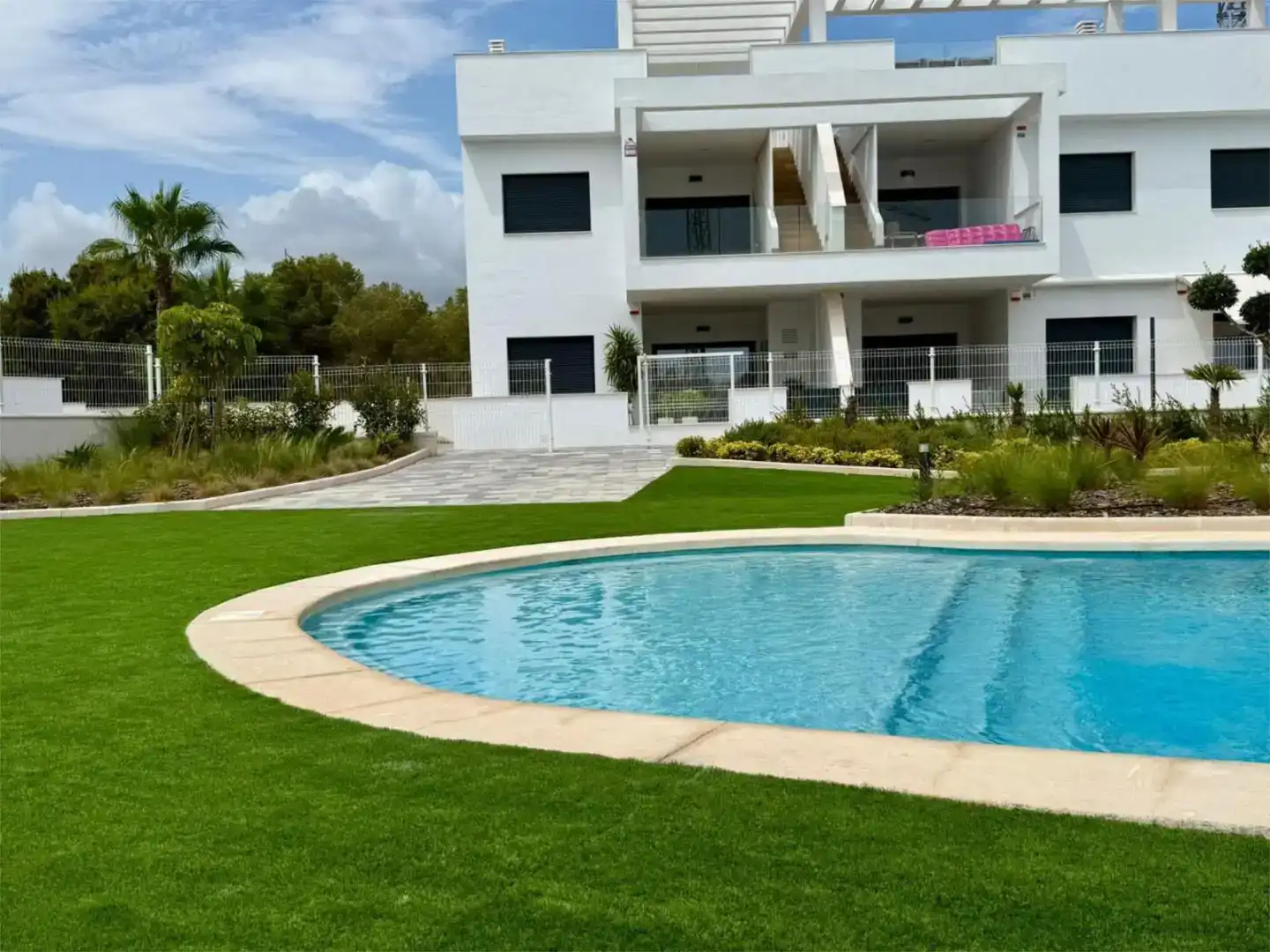 Schwimmbecken von Wohnung zur Miete in Torrevieja mit Klimaanlage und Schwimmbad
