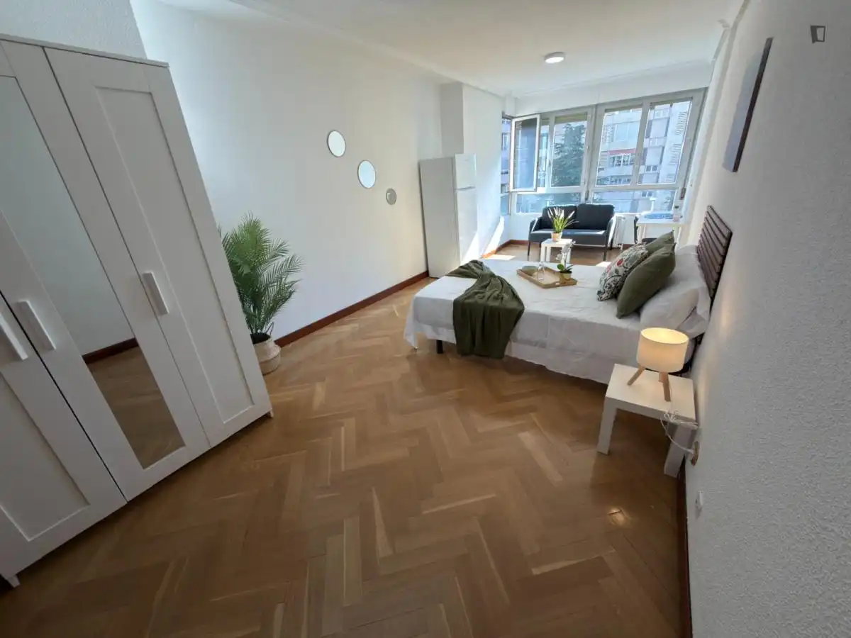 Dormitori de Apartament per a compartir en Madrid amb Calefacció, Moblat i Internet