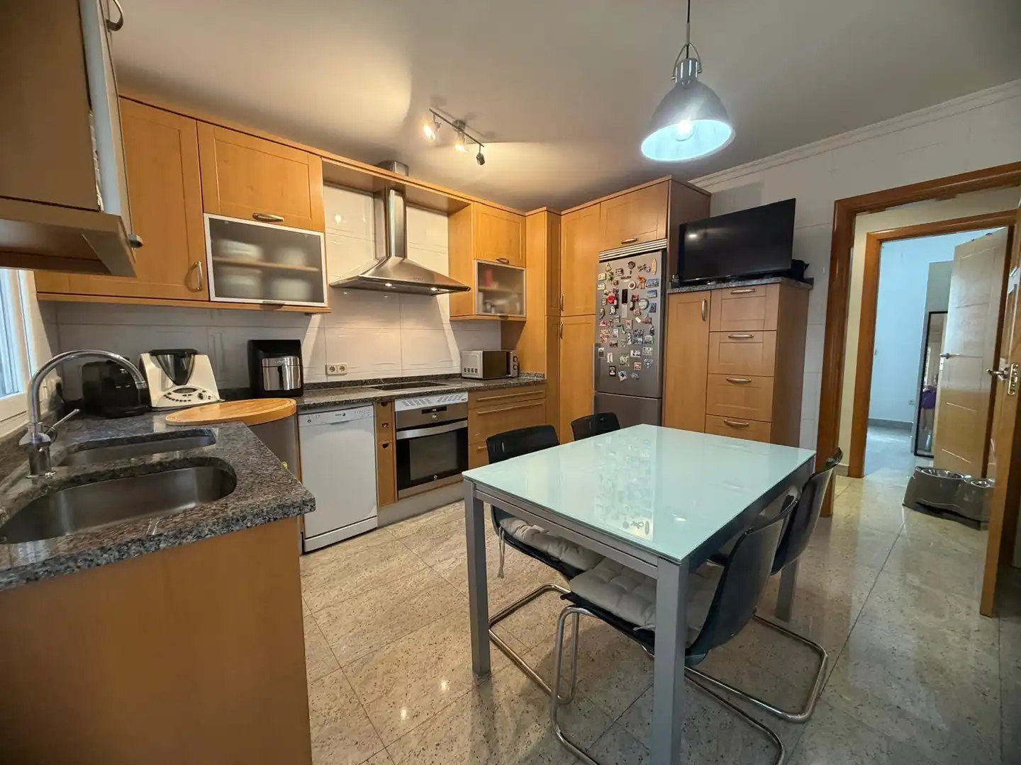 Cuina de Casa o xalet en venda en Madrid amb Aire condicionat, Calefacció i Jardí privat