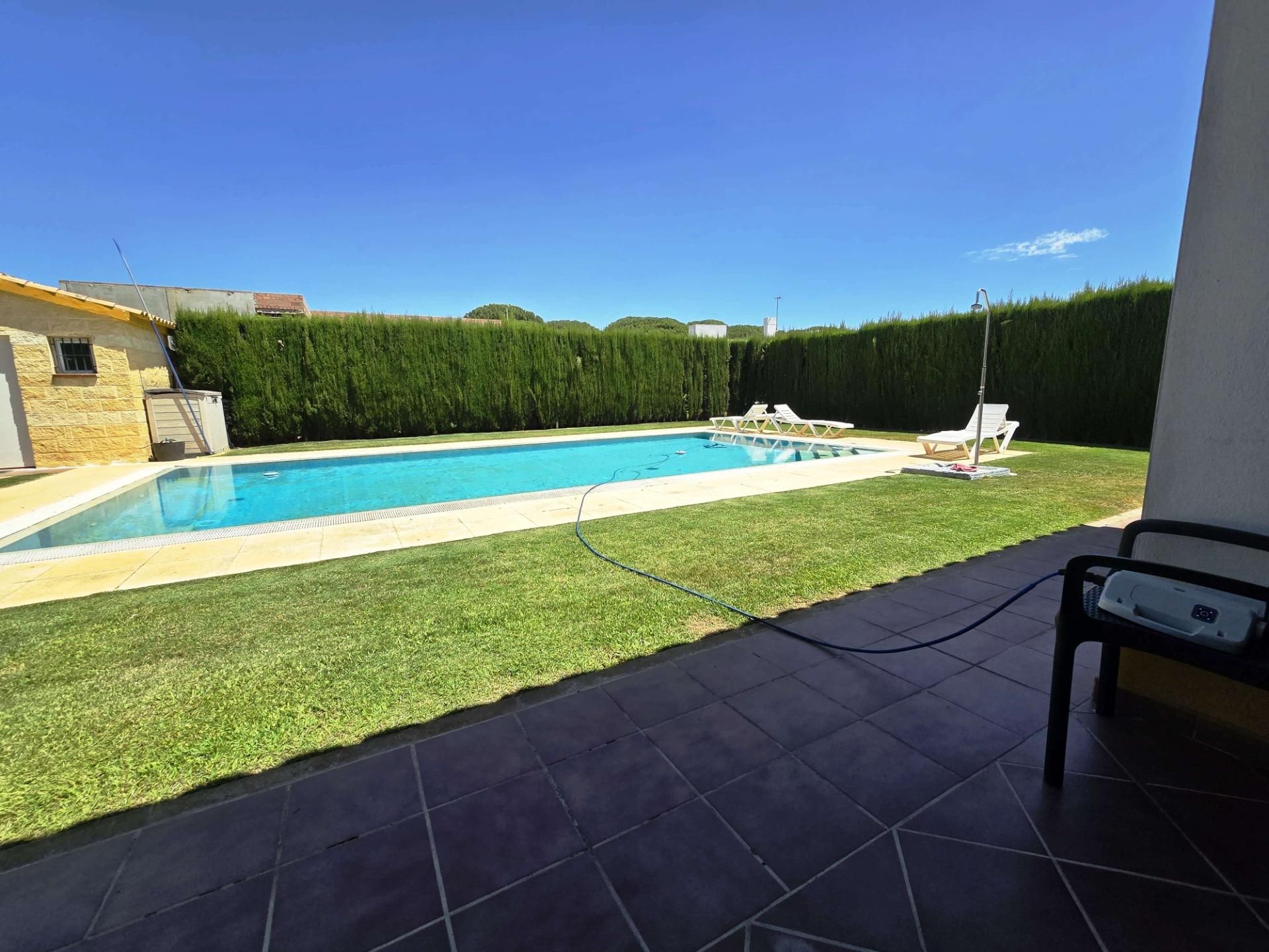Swimming pool of House or chalet for sale in Bollullos de la Mitación  with Air Conditioner, Private garden and Terrace