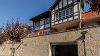 Vista exterior de Casa o xalet en venda en Bilbao  amb Terrassa i Balcó